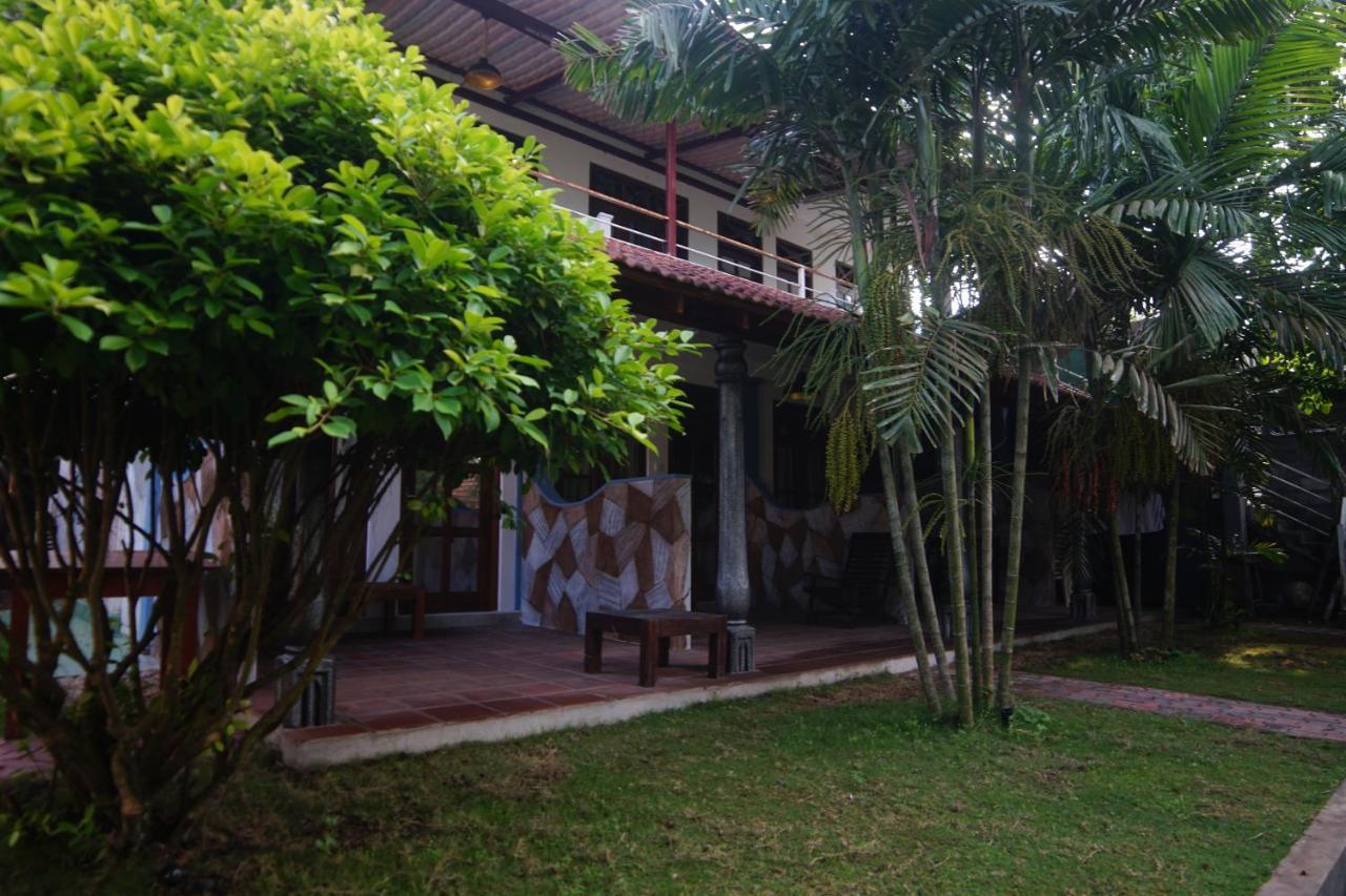 Turtle Bay Beach Resort Mirissa Exterior foto